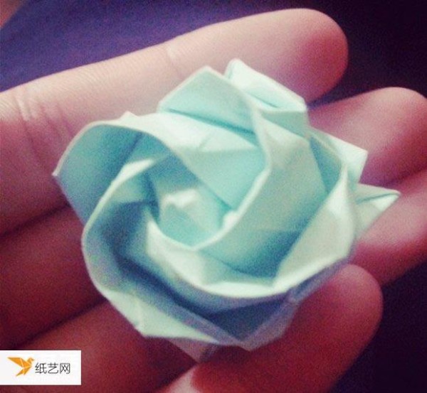 Illustration of the steps for folding three-dimensional paper roses by hand