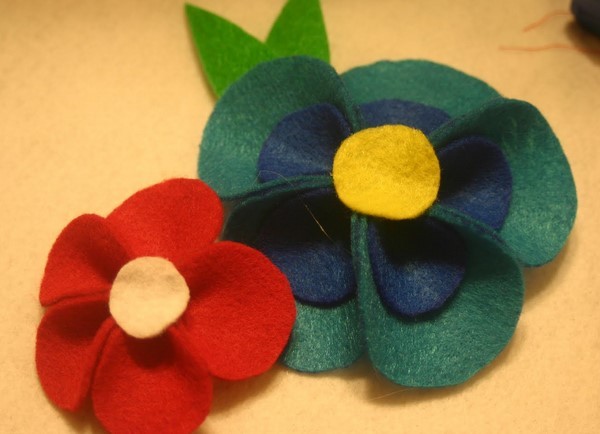 Illustrated tutorial for making simple non-woven handmade flowers