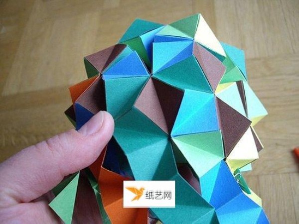 Illustration of the specific steps of folding beautiful paper balls