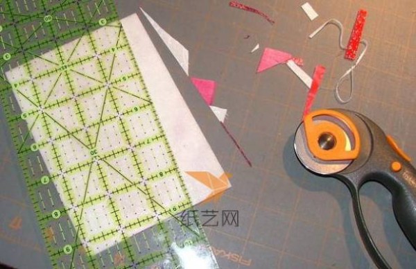 Tutorial on making sweet Valentine’s Day fabric postcards