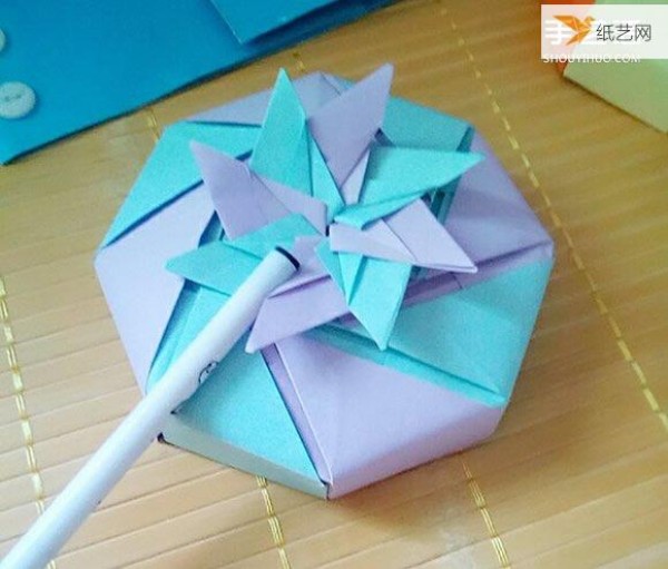 Illustration of the specific folding method of the exquisite-looking octagonal Chinese Valentines Day gift box carton