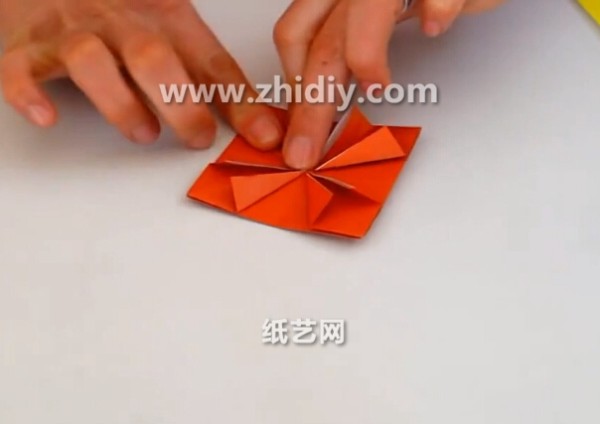 Video tutorial on how to fold an origami toy origami top