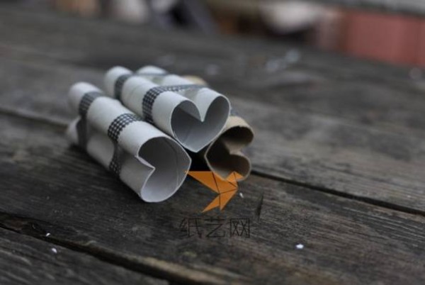 Creative paper art tutorial for making four-leaf clover stamps using waste paper tubes