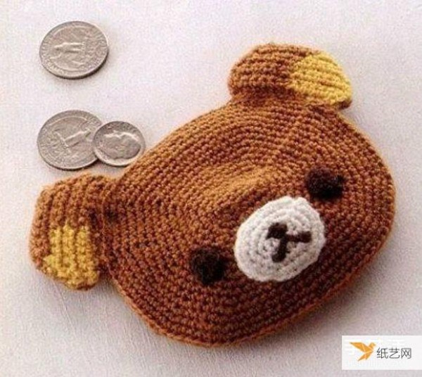 Illustration of knitting methods to make a cute knitted bear coin purse