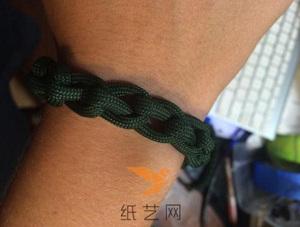 Simple hand braided paracord bracelet tutorial