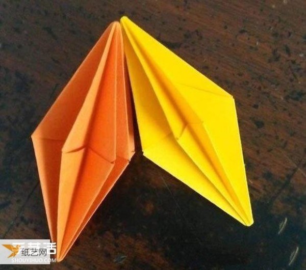 Illustration of how to fold a hollow three-dimensional rhombus