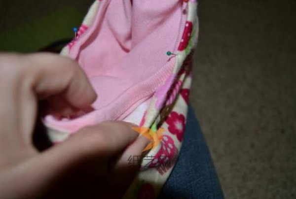 Tutorial on how to make a beautiful flower handbag by transforming old clothes into clothes