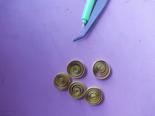 Make a simple and beautiful paper-quilled flower