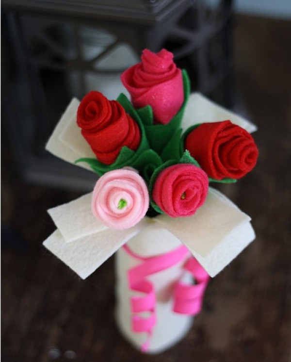 Make simple handmade rose bouquets with non-woven fabric and twist sticks