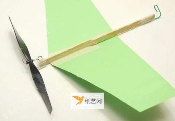 Make a propeller airplane model using rubber bands