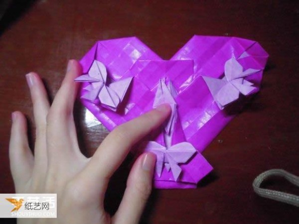 Very creative step-by-step illustration of Dielianhua heart origami