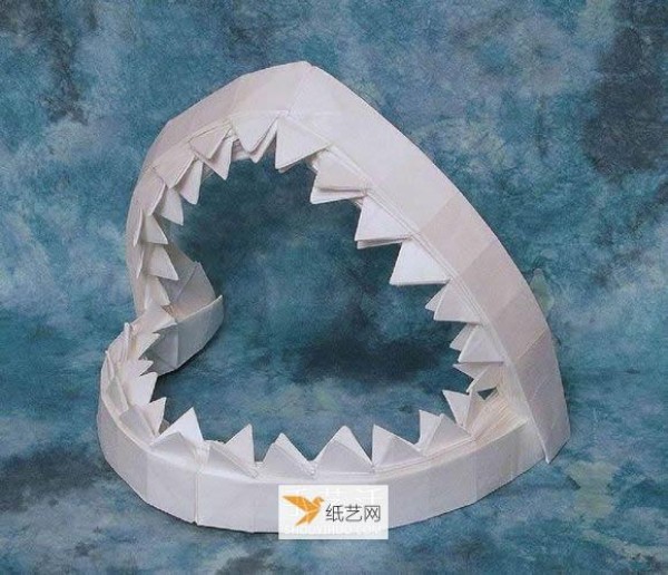 Illustration of the origami method of a very realistic shark mouth