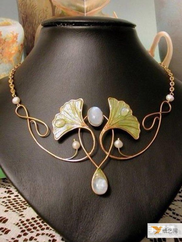 Beautiful wire-wrapped jewelry that easily captures the hearts of girls.