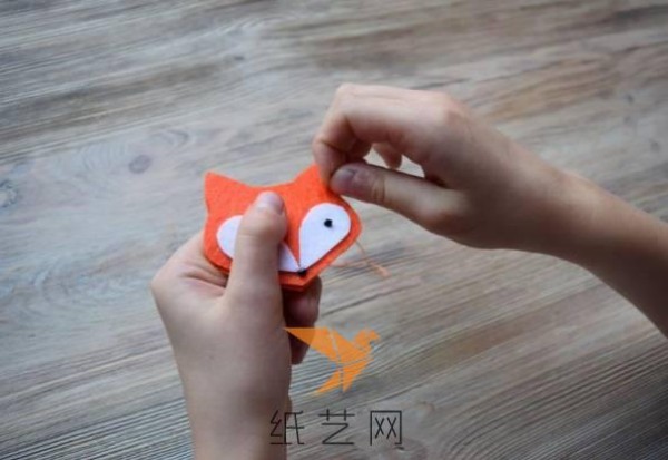 Tutorial on how to make handmade little fox hairpins for children as Christmas gifts