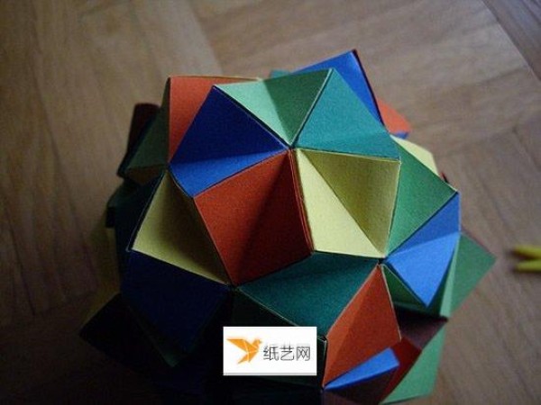 Illustration of the specific steps of folding beautiful paper balls