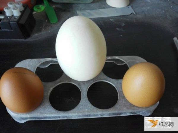 A very simple illustrated tutorial on how to make basic egg carvings by hand