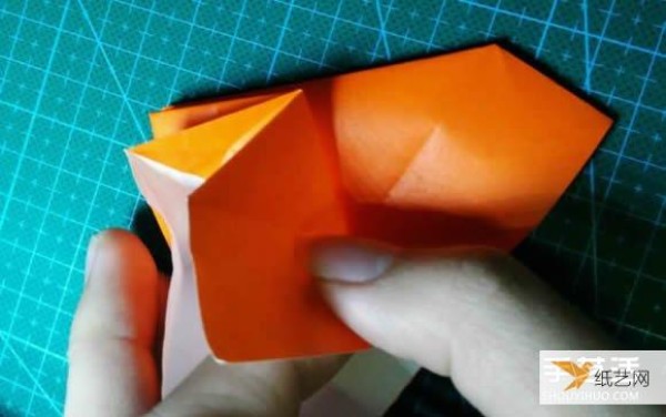 Detailed explanation of the manual method of folding a paper kingfisher tutorial.