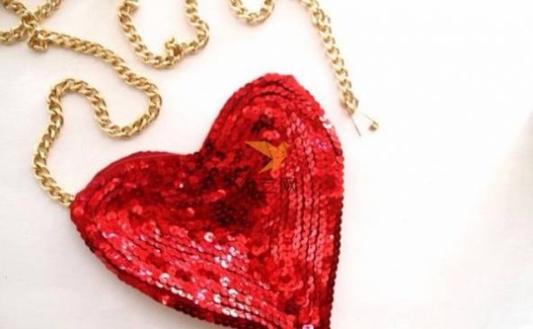 Tutorial on making a heart-shaped small satchel bag decorated with nonwoven beads