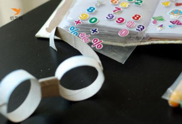 Tutorial on how to make fashionable glasses by turning waste paper tubes into treasures