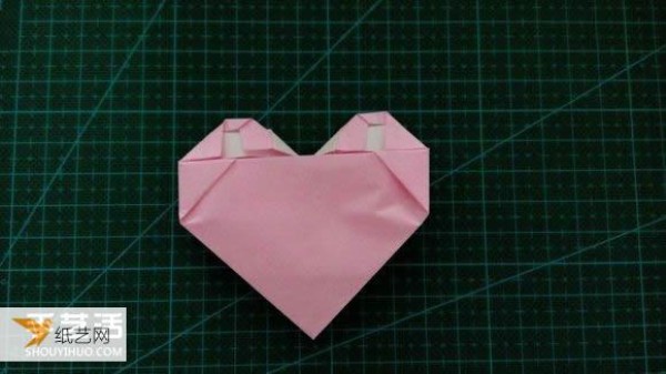 Hand-folded Valentines Day LOVE heart-shaped origami illustration tutorial