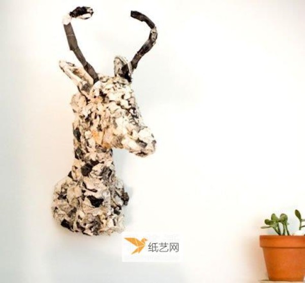 How to use waste newspapers to make a simple and personalized deer head specimen