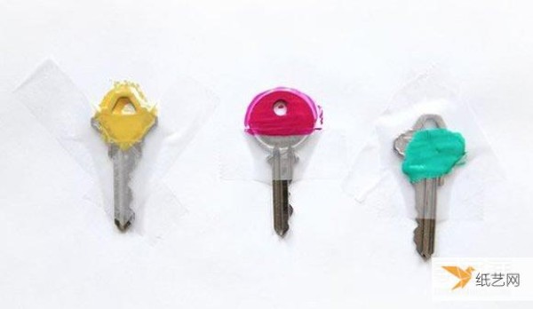 Steps to make small handmade works using nail polish to make keys beautiful