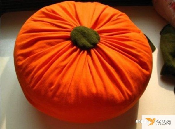 Illustrated steps on how to make a personalized cute pumpkin pillow using old T-shirts