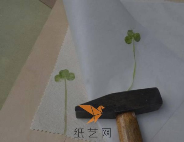 Ingenious plant pattern printing method for making New Year gift fabrics