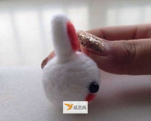 Simple illustrated tutorial for making a bunny using wool felt