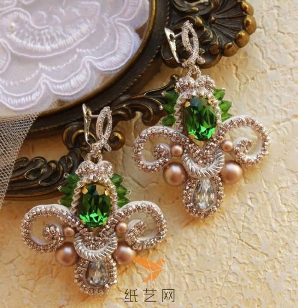 A step-by-step tutorial on how to make ultra-gorgeous New Year party earrings