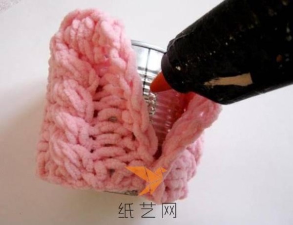 Tutorial on making a pink crochet storage tube for New Year’s gifts