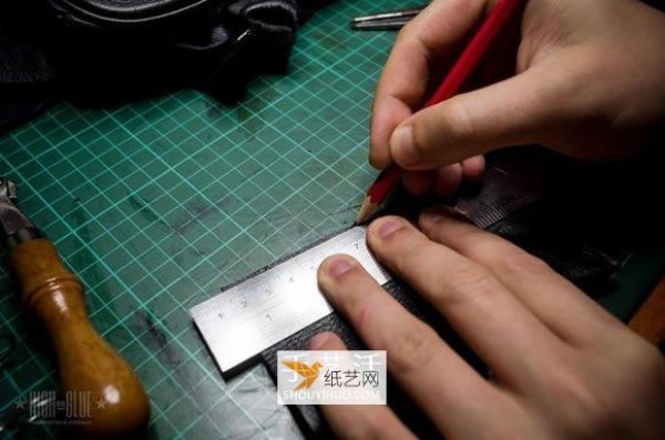 Renovate old leather bags to make fashionable mobile phone cases