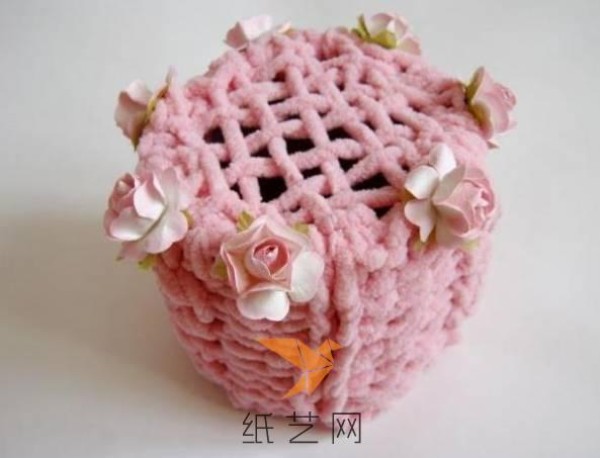 Tutorial on making a pink crochet storage tube for New Year’s gifts