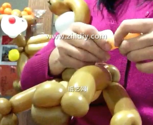 Tutorial on how to make a Christmas balloon-shaped reindeer