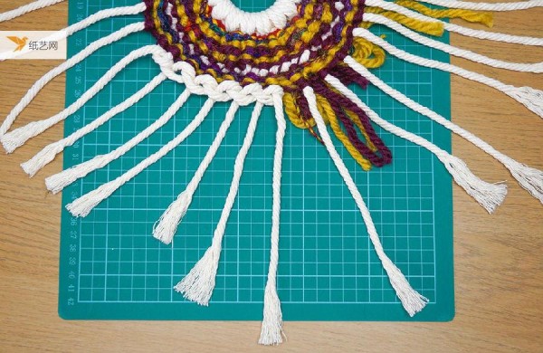 Tie a few knots in the rope and you’ll have a beautiful decoration! Detailed tutorial on rope crafting