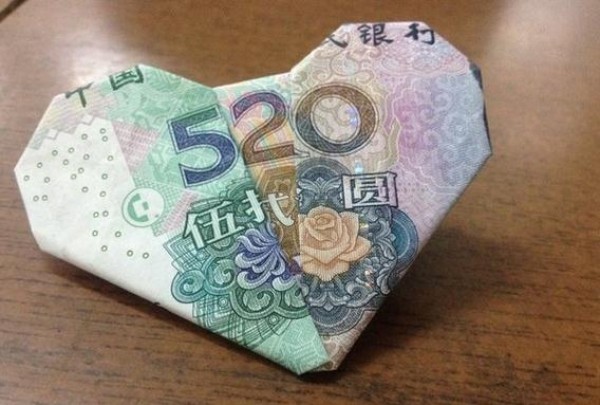 Tutorial on making handmade origami RMB 520 origami hearts for Valentine’s Day gift