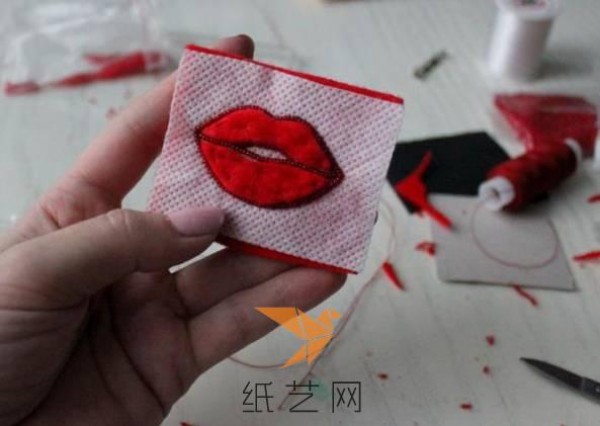 Tutorial on how to decorate a Valentine’s Day gift with red lip beads