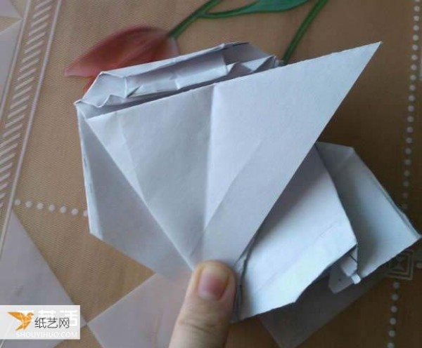 Step-by-step illustration of how to use origami to fold a cute grand piano