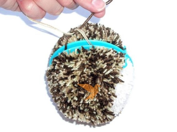 Tutorial on how to make a little hedgehog with a yarn ball