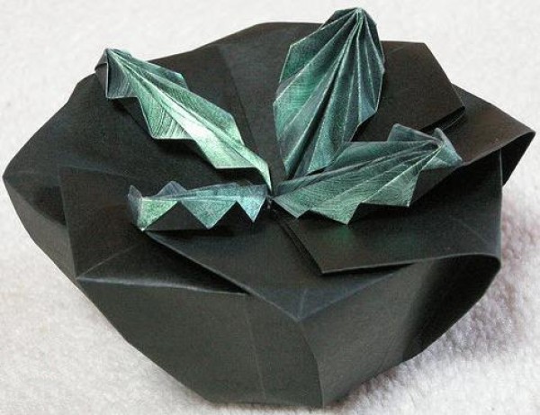 Tutorial on making beautiful handmade four-leaf clover origami gift box