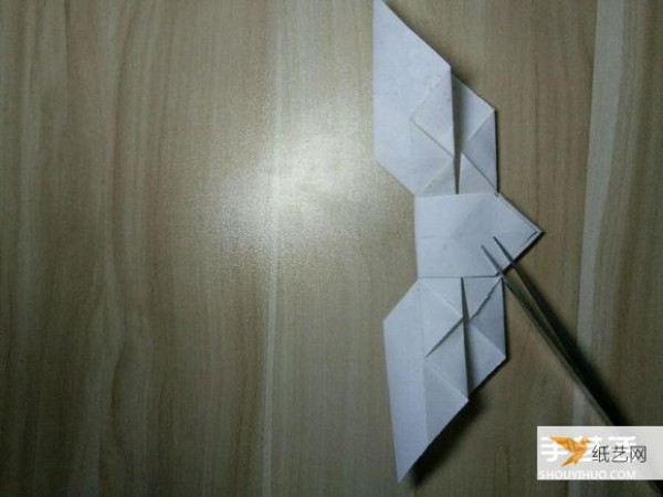 Illustration of the steps to make an origami heart with wings that can fly