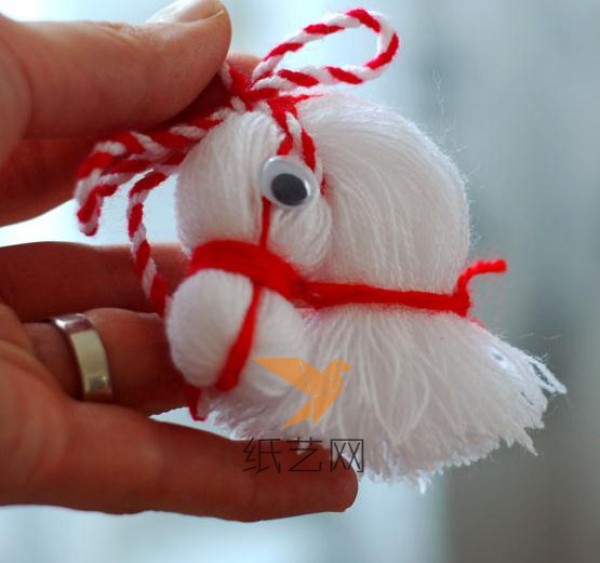 Detailed tutorial on how to make a cute pony with yarn