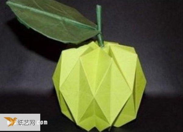 Tutorial on how to make a three-dimensional origami green apple