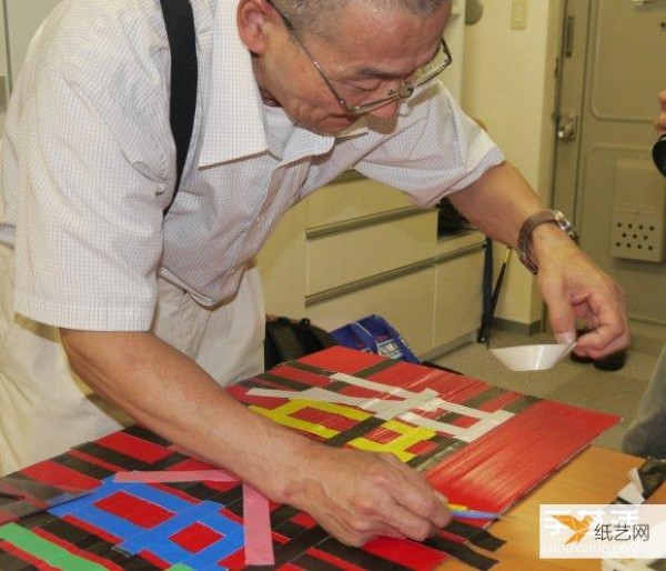 Tape can also be used to make signs. Japanese handicraft expert cuts and pastes to rejuvenate the body