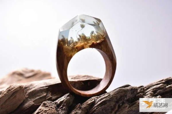 The handmade wooden ring that hides the mysterious and majestic scenery that people can’t look away from