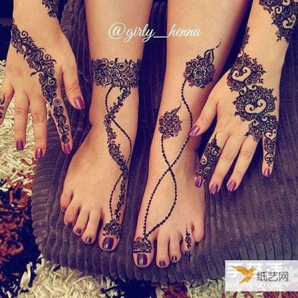 Henna Indian traditional body painting can be beautiful without tattoos