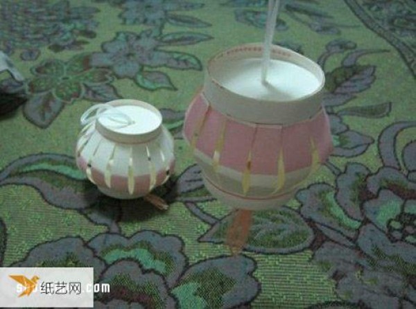 Illustrated tutorial on how to make lanterns from paper cups