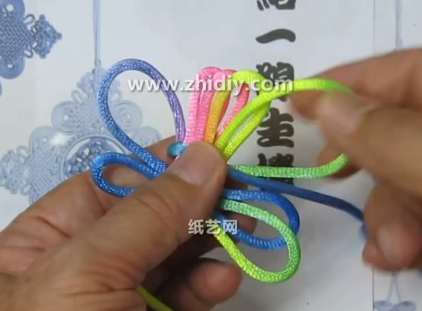 Hand-weaving method of the classic Chinese knot long coiled knot