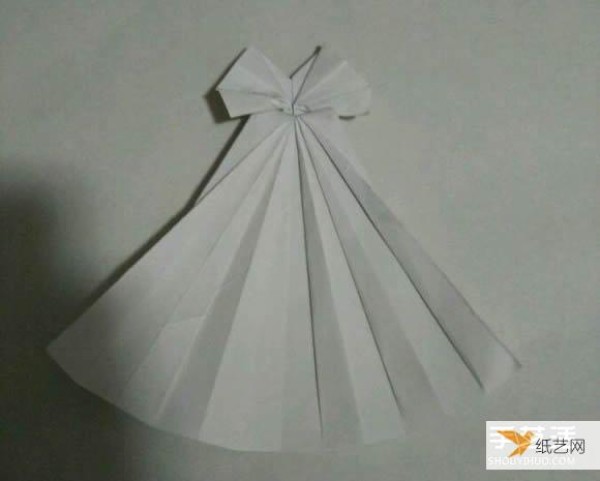 Illustrated steps on how to fold a very beautiful and elegant origami wedding dress