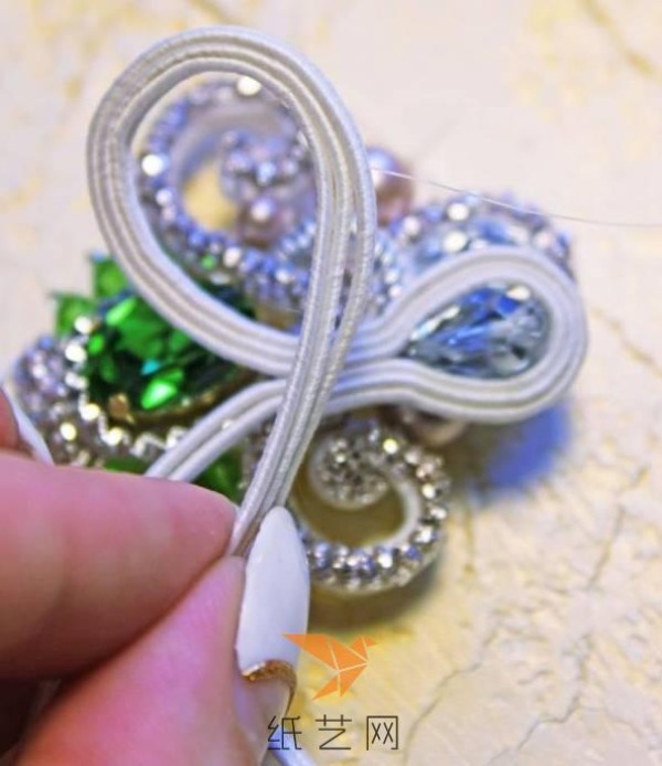 A step-by-step tutorial on how to make ultra-gorgeous New Year party earrings